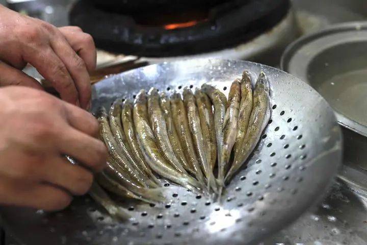 从果腹到美食 夹一筷棍子鱼尝一口变迁味道