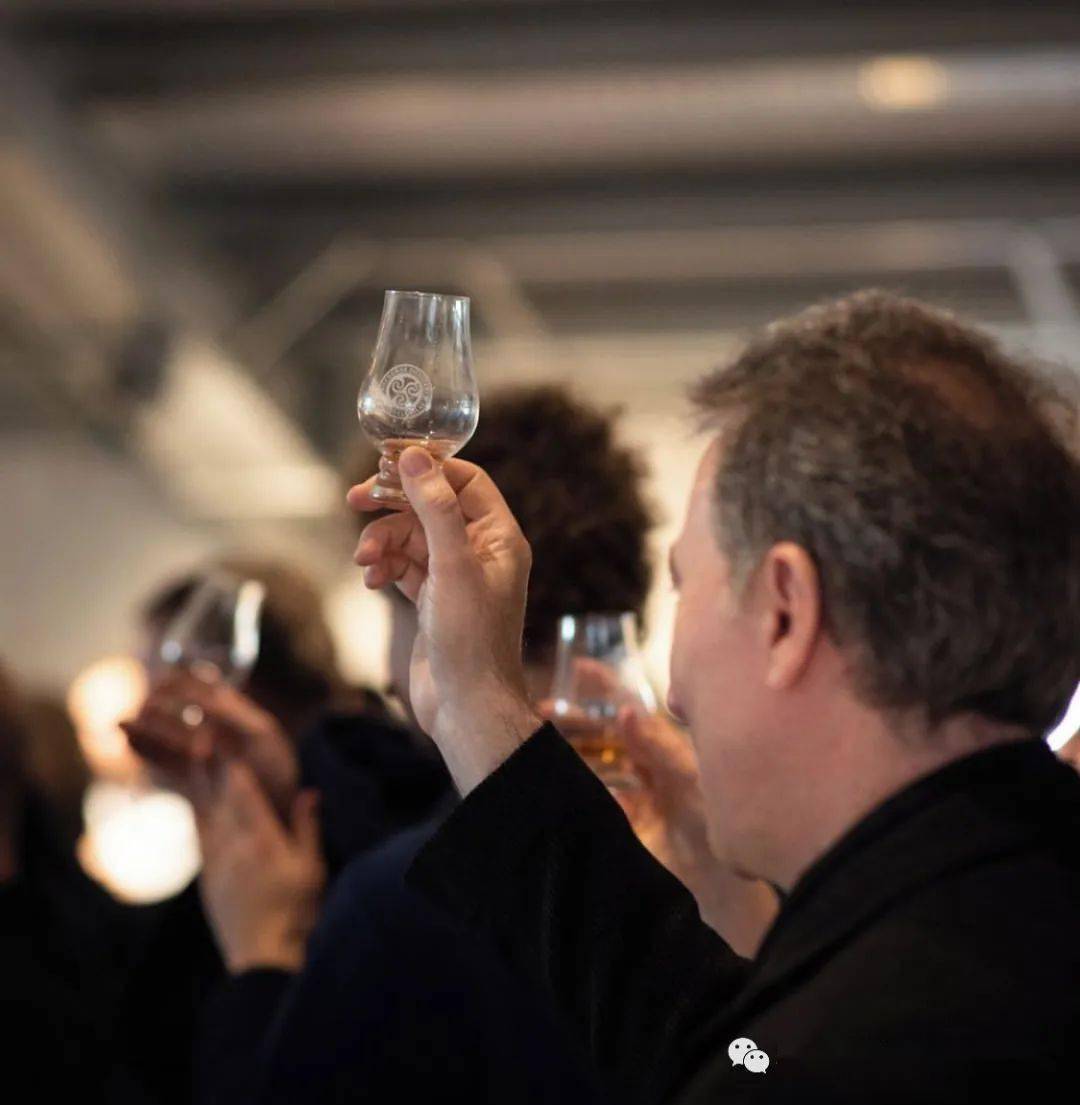 齐侯门2010年份版单一纯麦威士忌与父亲举杯庆祝节日的完美之选