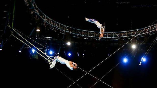 高空翻转,飞行1080度极限空中转体"飞人"们伴随着美妙的音乐共赴一场