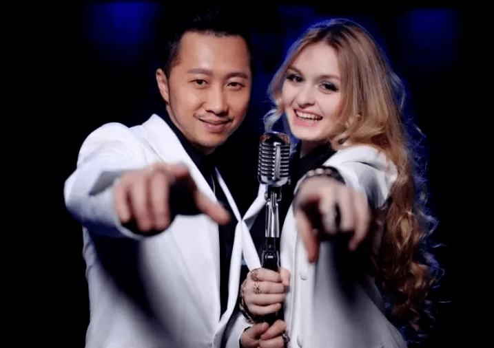 位于虹桥镇金汇区域的中莫影视公司旗下的歌唱组合依拉贝勒更是倾情