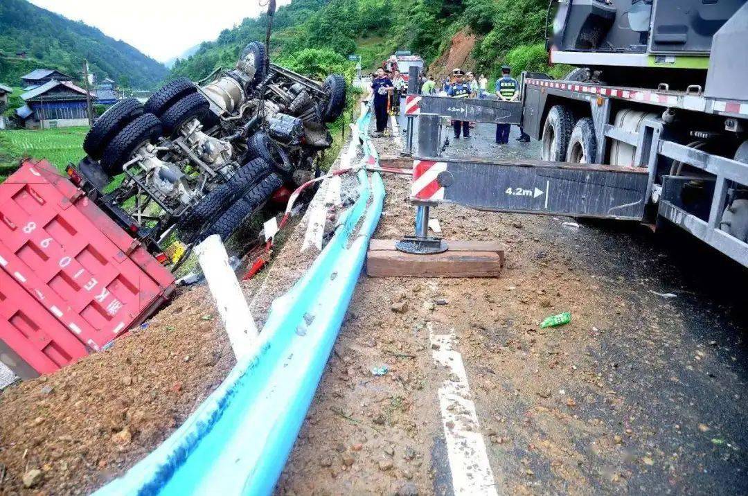 超限超载导致的事故最为严重在货车大多的事故中