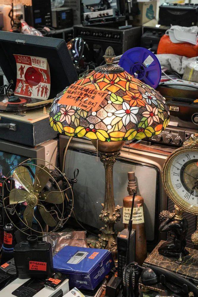 越秀这个父子档的旧物收藏基地百元就能买到复古相机