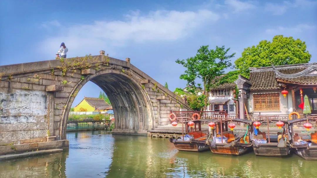 人走在廊棚下形成一道长长的雨帘雨水在廊檐口滴滴嗒嗒若是逢上个下雨