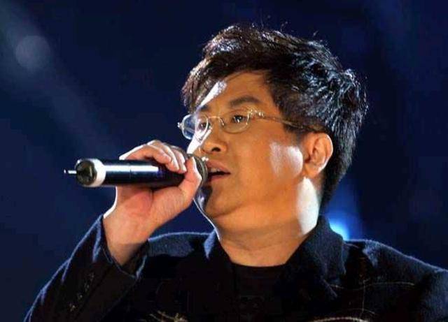 58岁郑智化近照曝光,坐轮椅出行难以起身,身体状态令人担忧