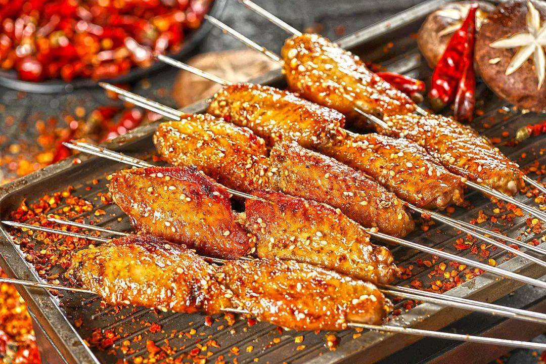 堪比夜市的平价美食广场26元起的辣爆,48元起的炒海鲜3-12元的烧烤,5