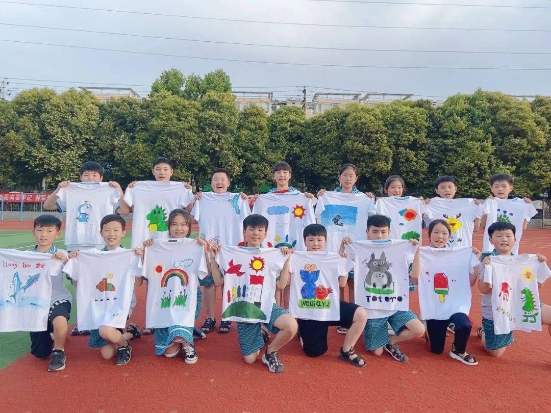 永威小学举行童心童梦绘童年手绘文化衫美术创意活动