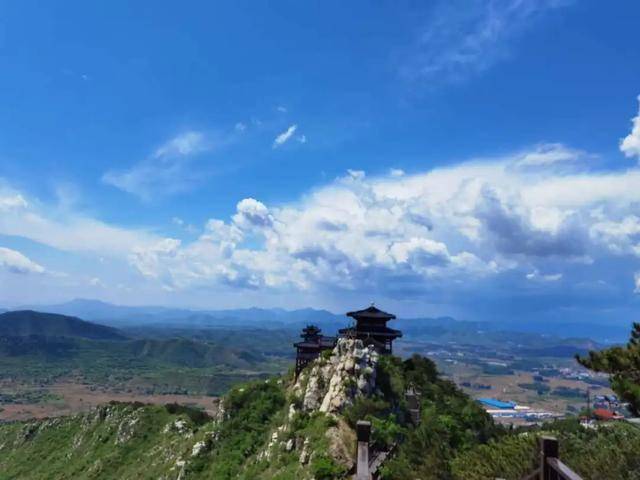 遷西縣鳳凰山旅遊區的雨後, 到處散射著明媚的陽光, 到處炫耀著五彩的