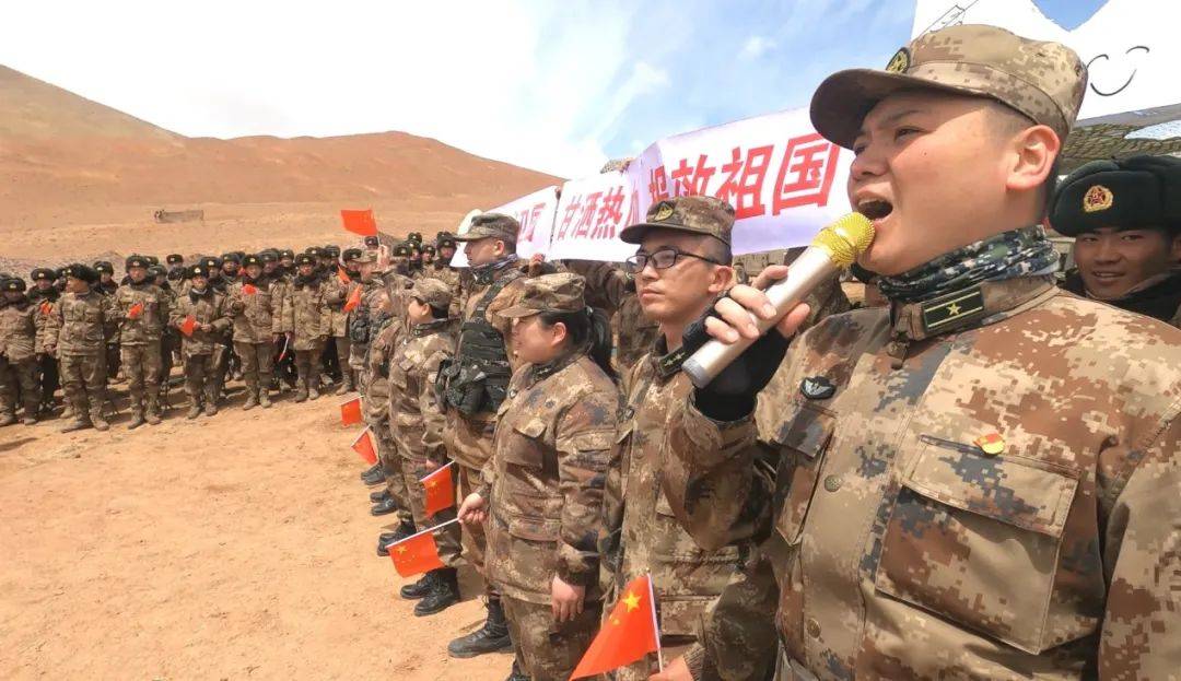 新疆军区文工团为高原驻训官兵进行巡回战地文化服务