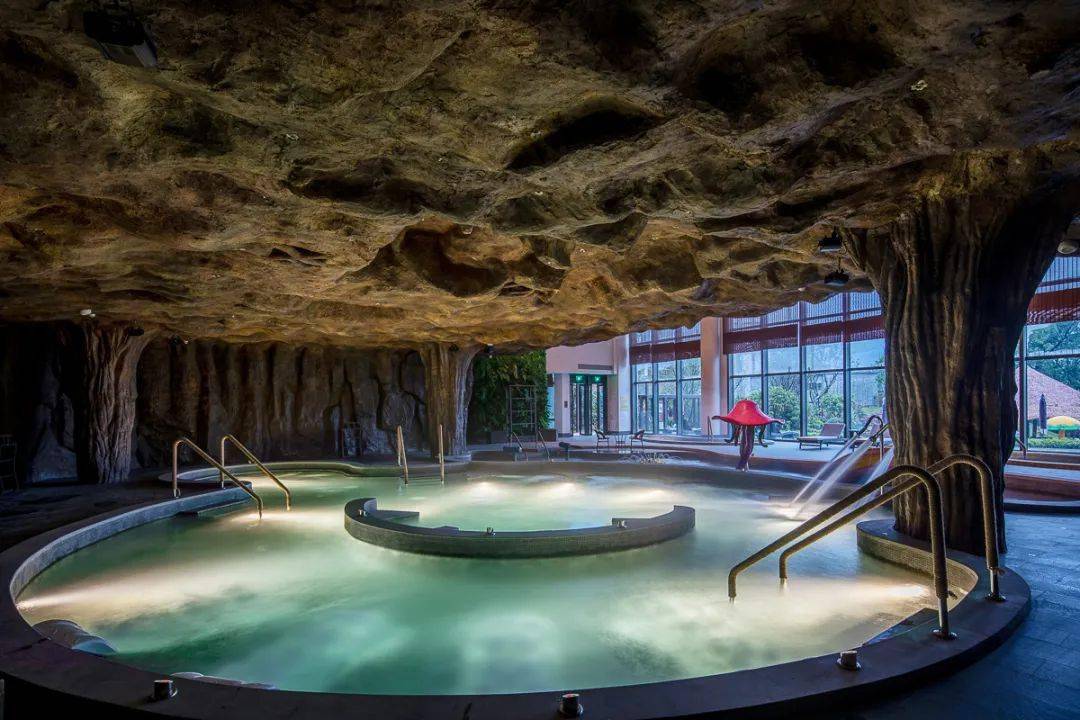 酒店的温泉取自地下 2800 米,用丹寨独有的温柔,与你结下肌肤亲缘.