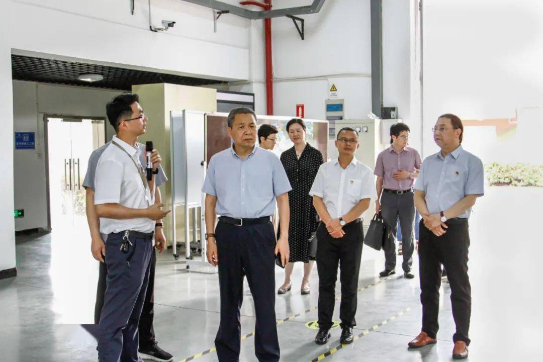 副厅长刘国富一行首先参观了五轴联动加工中心实训区,中法合作智能