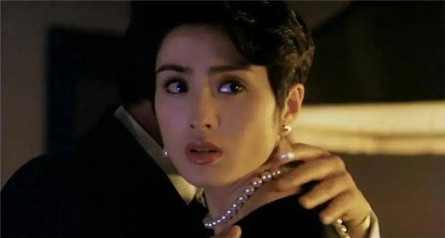 可以欣赏到年轻时期最强的甄子丹,至于《冷面狙击手》,如果你是张敏