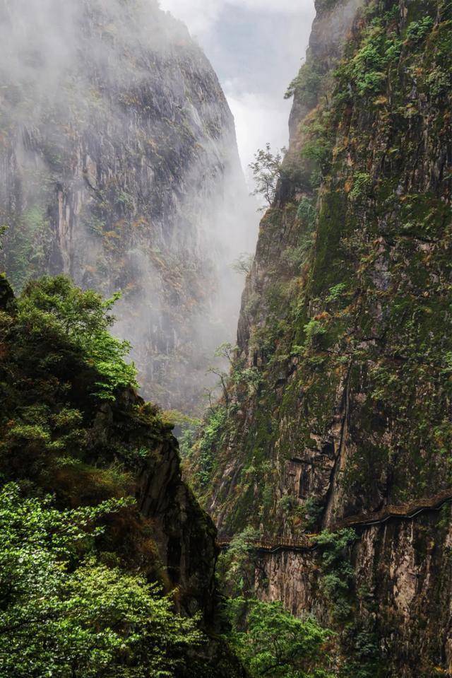 周围巉岩壁立,峡谷深邃,谷地溪流湍急.