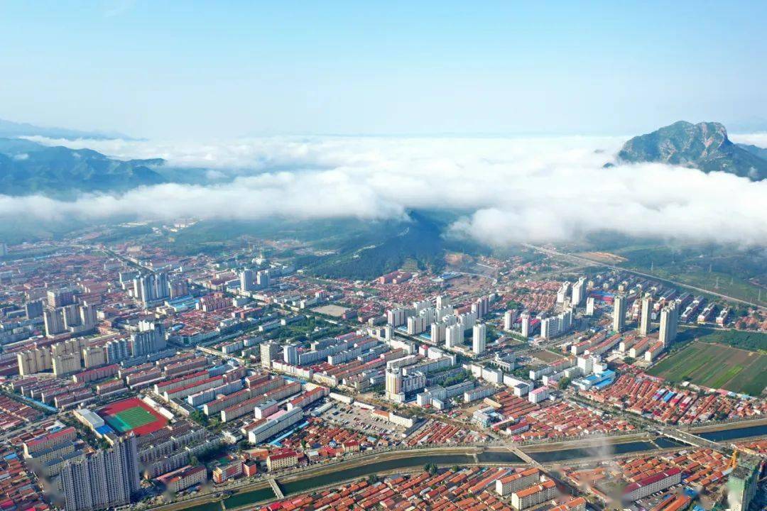 雨后丰宁县城云雾缭绕美