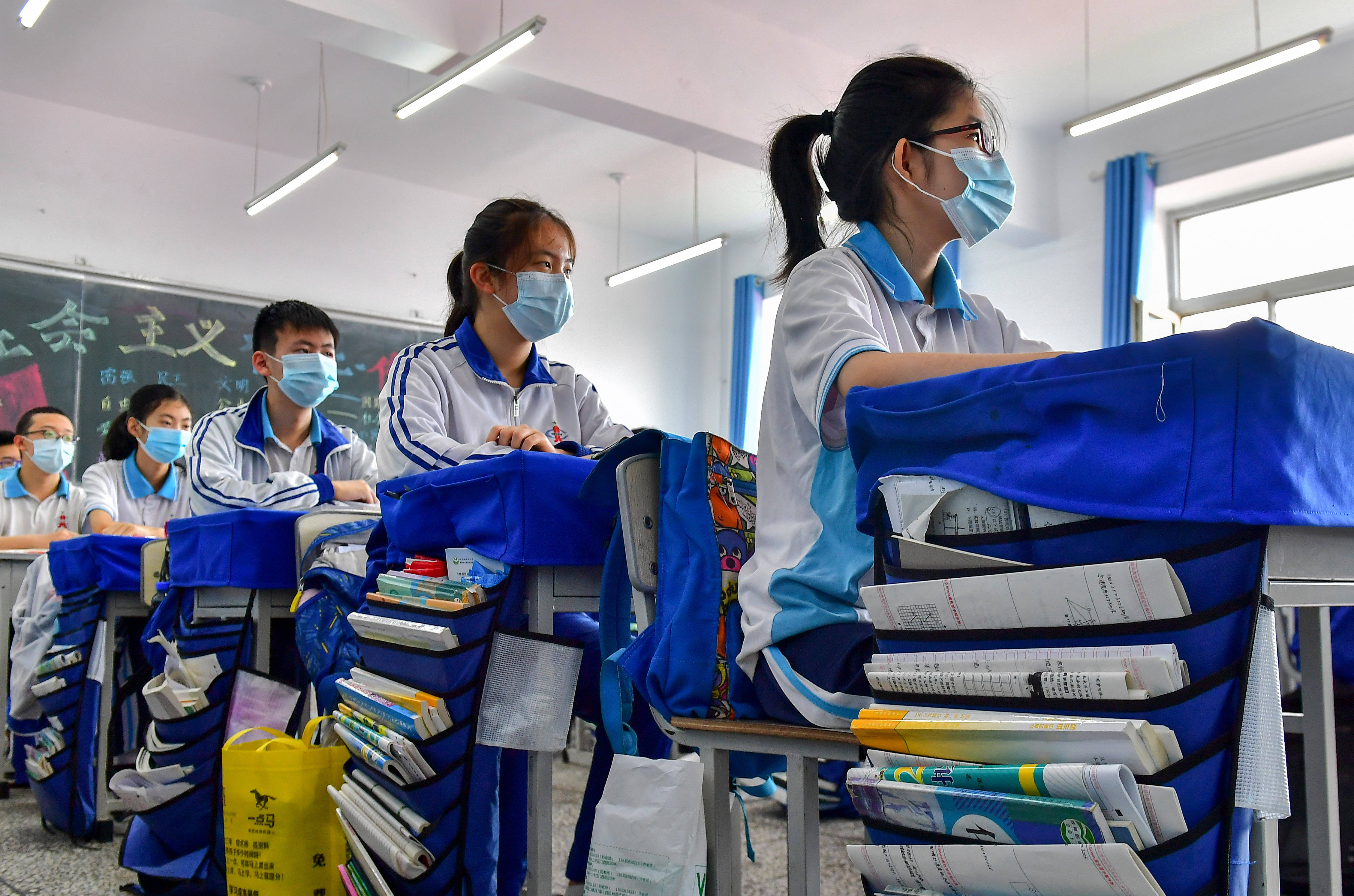 初三年级学生返校复课6月20日,在吉林江城中学,复课的初三学生在听课