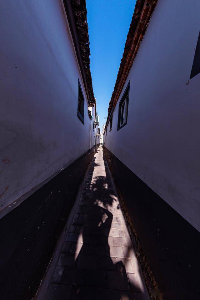 黛瓦白墙青石板路称济南为小江南是这里弧形的小河门前过