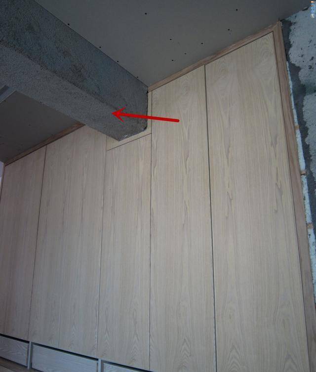 衣柜顶上20公分横梁用石膏板包住,简单漂亮,整栋楼就他家能想到