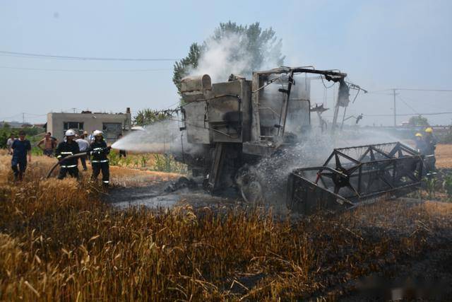 介休一收割机田间作业时自燃消防员紧急扑救