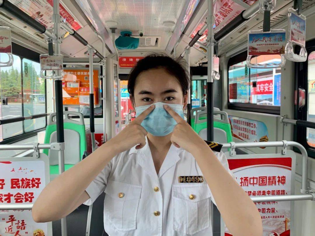 戴口罩乘车眼镜总起雾温馨巴士工作人员有妙招