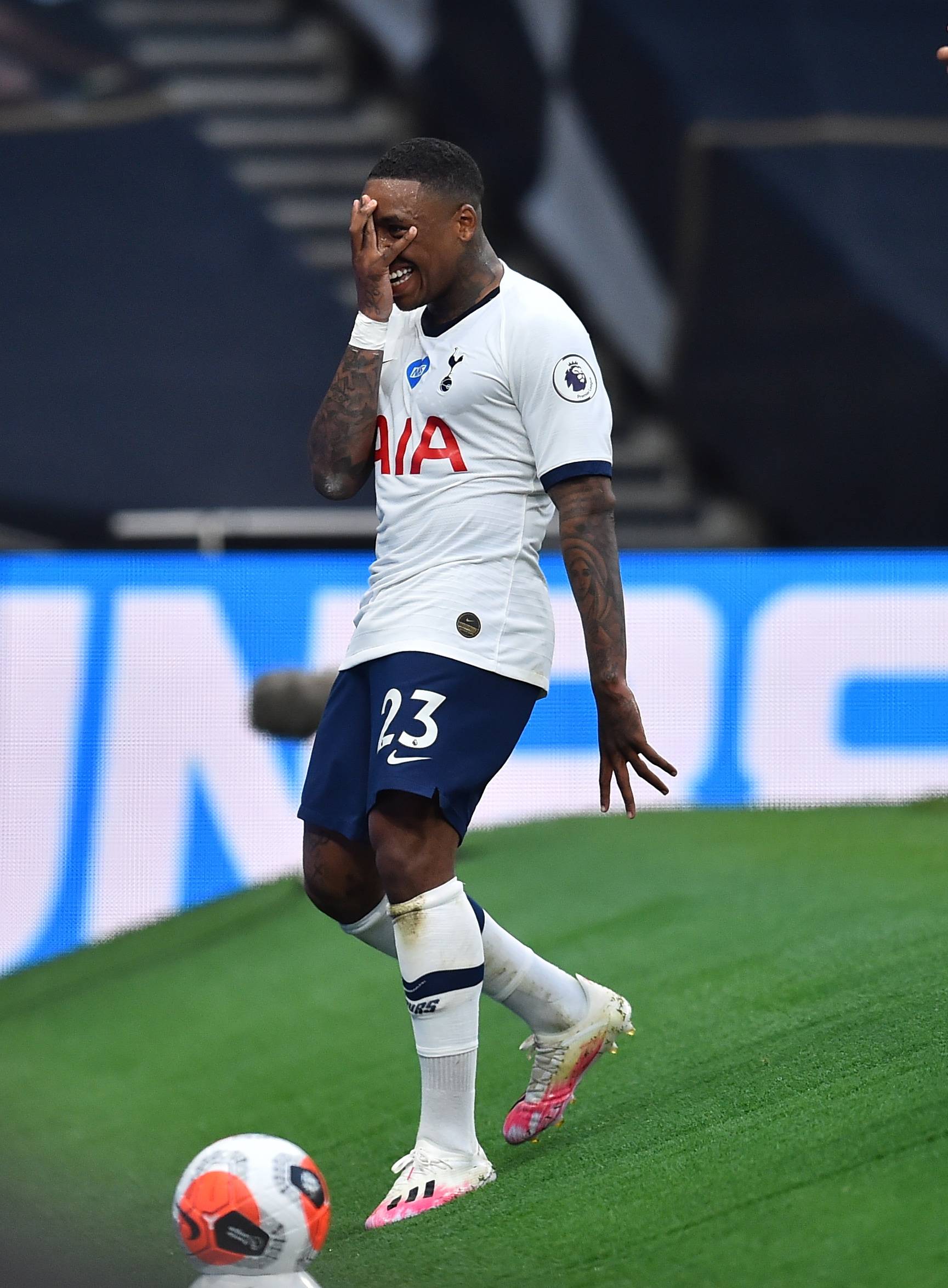 6月19日,托特纳姆热刺队球员博格维恩庆祝攻入球队首球.