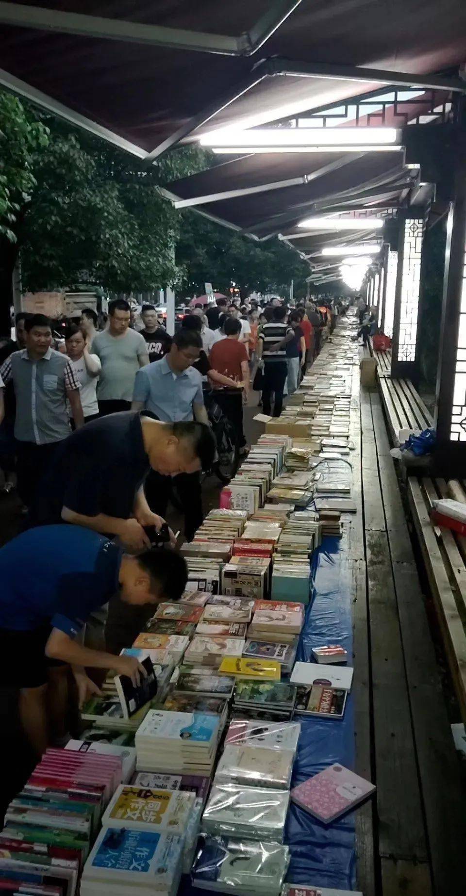 地摊经济，可以很文艺 | 全国唯一“世界文学之都”南京，请让二手书市归来_书摊