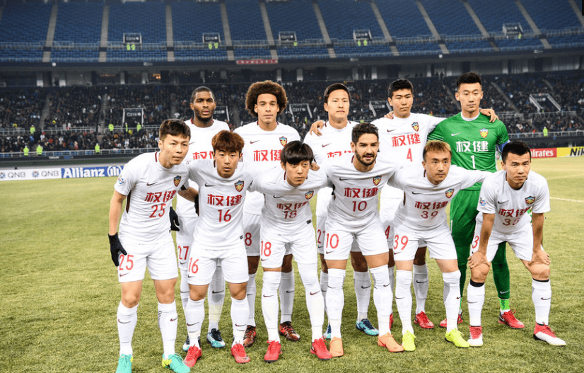 权健队员围成一圈鼓舞士气