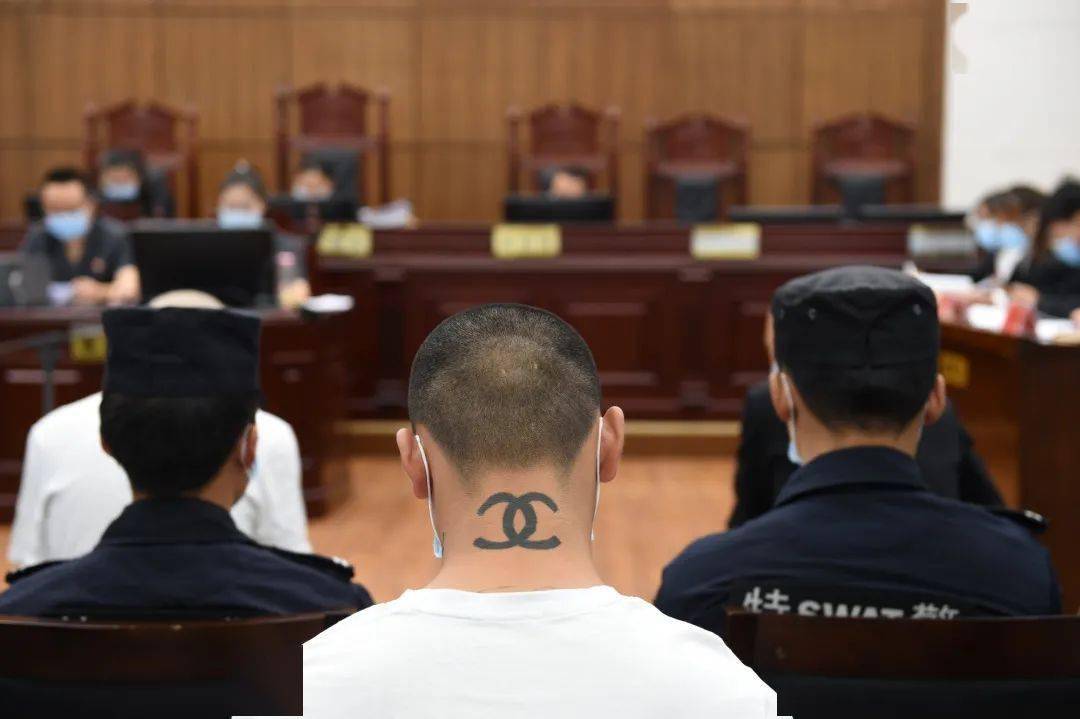 曲靖"黑老大"王亚新为首的19人犯罪集团被公审