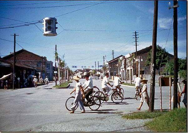 50年代的台湾街巷,物质匮乏,破旧简陋