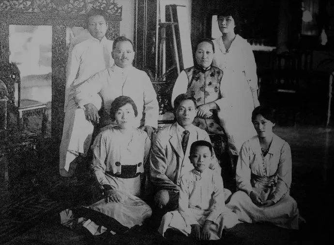 宋耀如全家福:前左宋蔼龄,前右宋庆龄,后右宋美龄