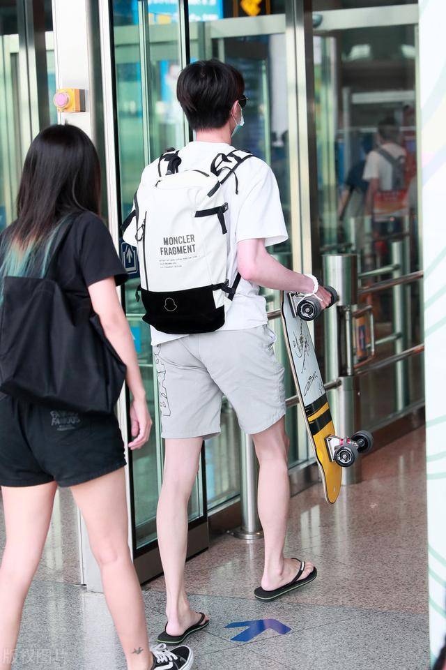 官鸿的穿搭好随性呀,这一次的穿搭都在脚上了,直接穿着人字拖来了.