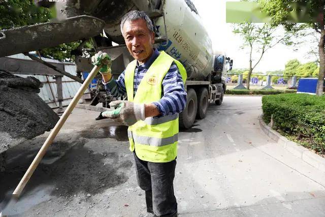 农村老人仍然在打工甚至有的60多岁还在工地干活何时能改变