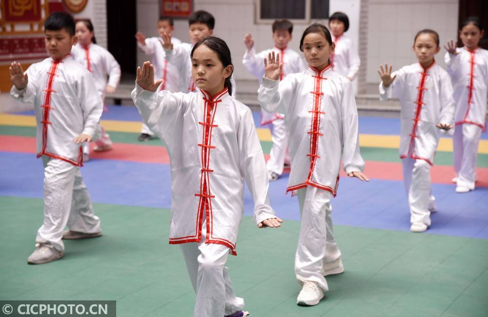 2020年6月21日,河北省邯郸市邯山区实验小学的学生在练习太极拳.