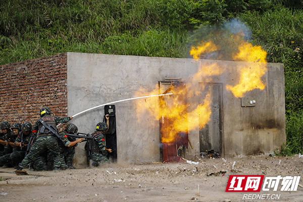 特战小队队员利用自制辅助装置成功破门.