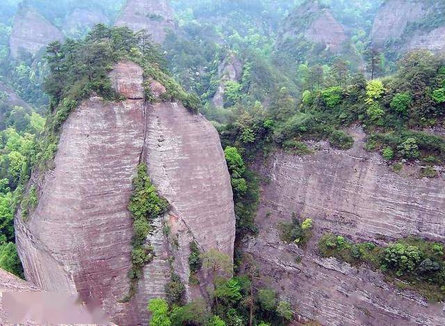 懷化萬佛山風景區位於通道縣臨口鎮太平巖村,距離縣城雙江20公里,是