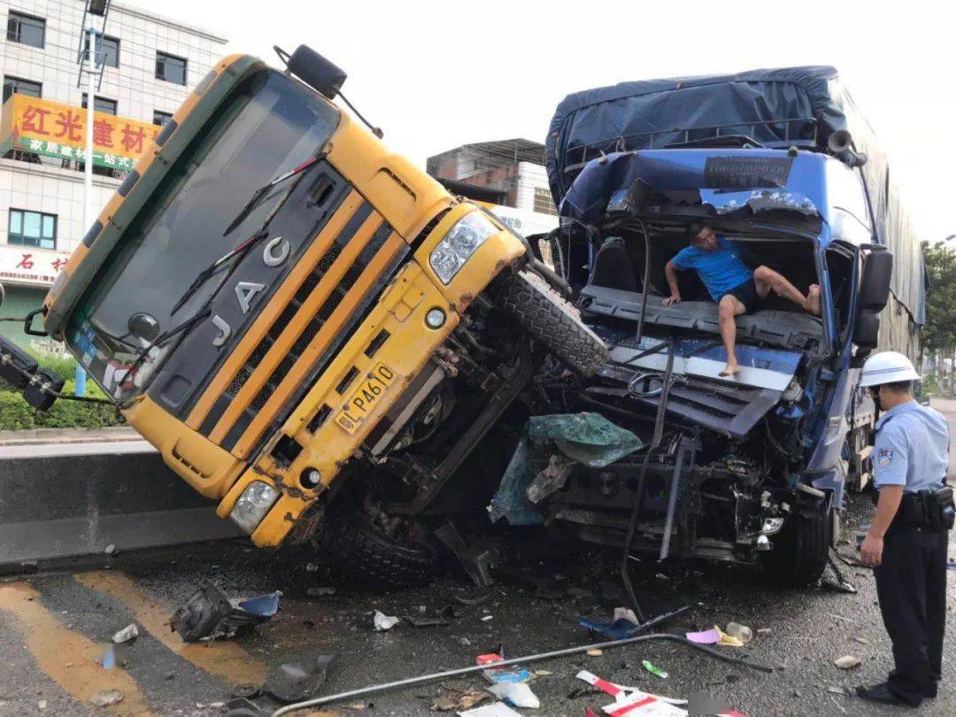 河源一大货车撞上掉头货车,现场.