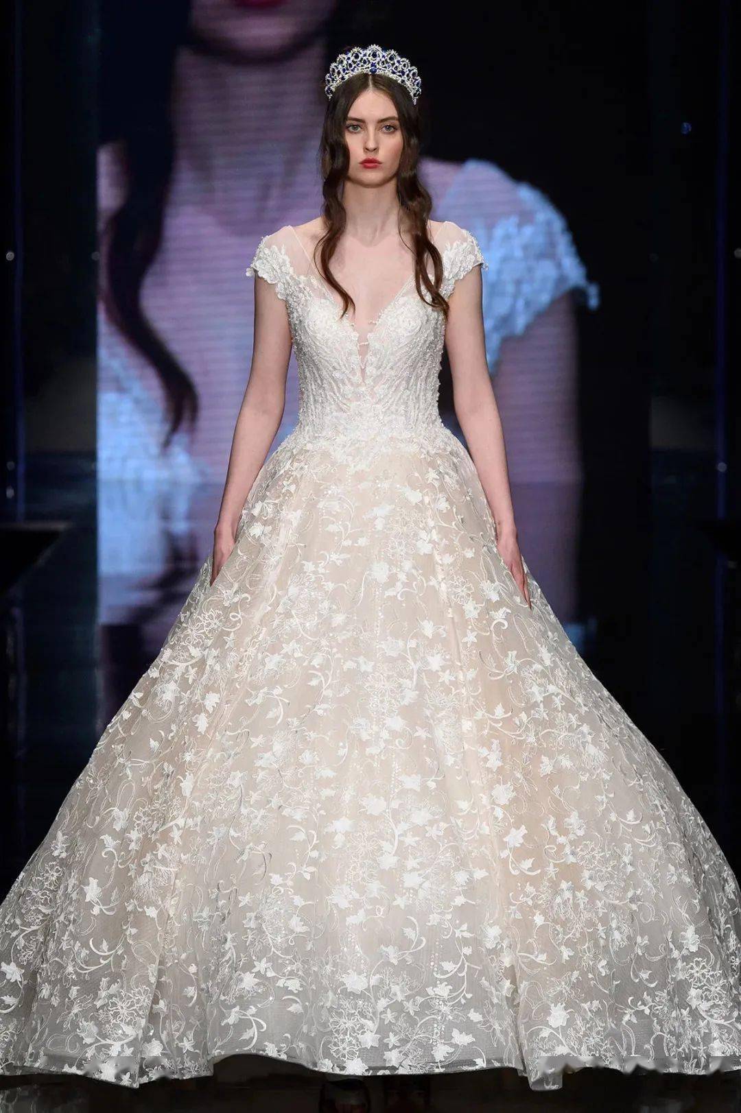 ameliacasablanca的玫瑰婚纱一眼就心动丨2020米兰婚纱时装周