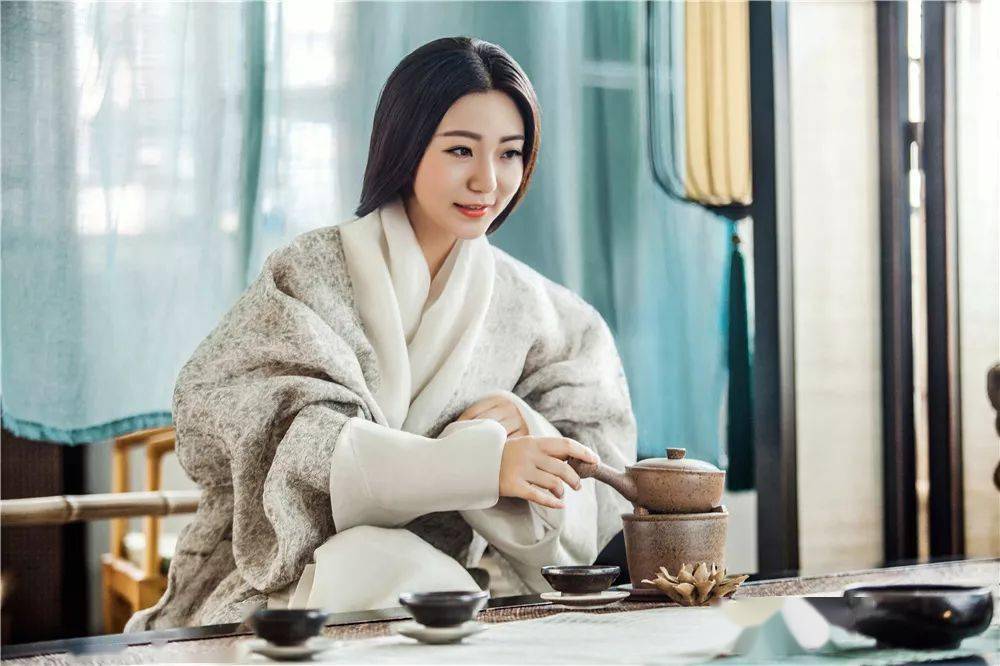 蠢女人: 盯着男人的缺点, 老是生气; 好女人: 欣赏男人的优点, 很是