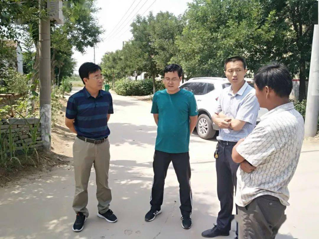 镇党委副书记,镇长齐景涛带队对各村环境整治情况进行检查督导