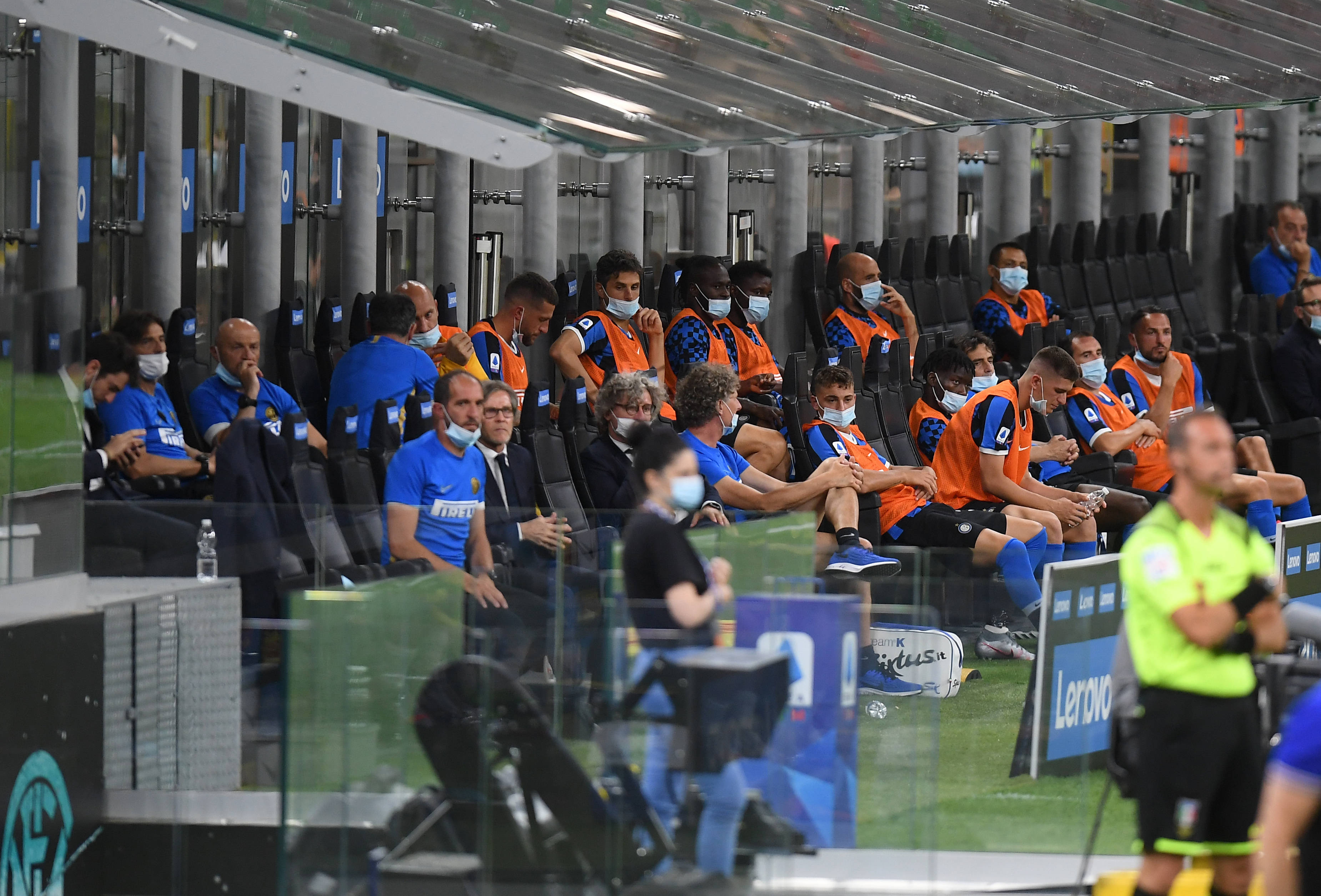 6月21日,国际米兰队的替补球员,教练员戴口罩在替补席观赛.