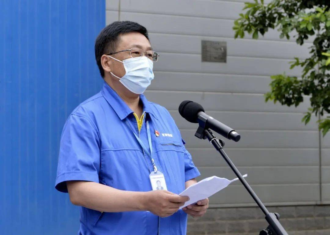 会上,集团党委书记,董事长戴继双上台进行经验交流.