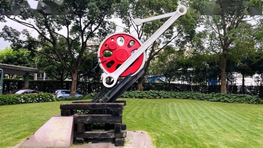 小编"拍了拍"上铁人,这件雕塑的故事你知道吗?_铁路