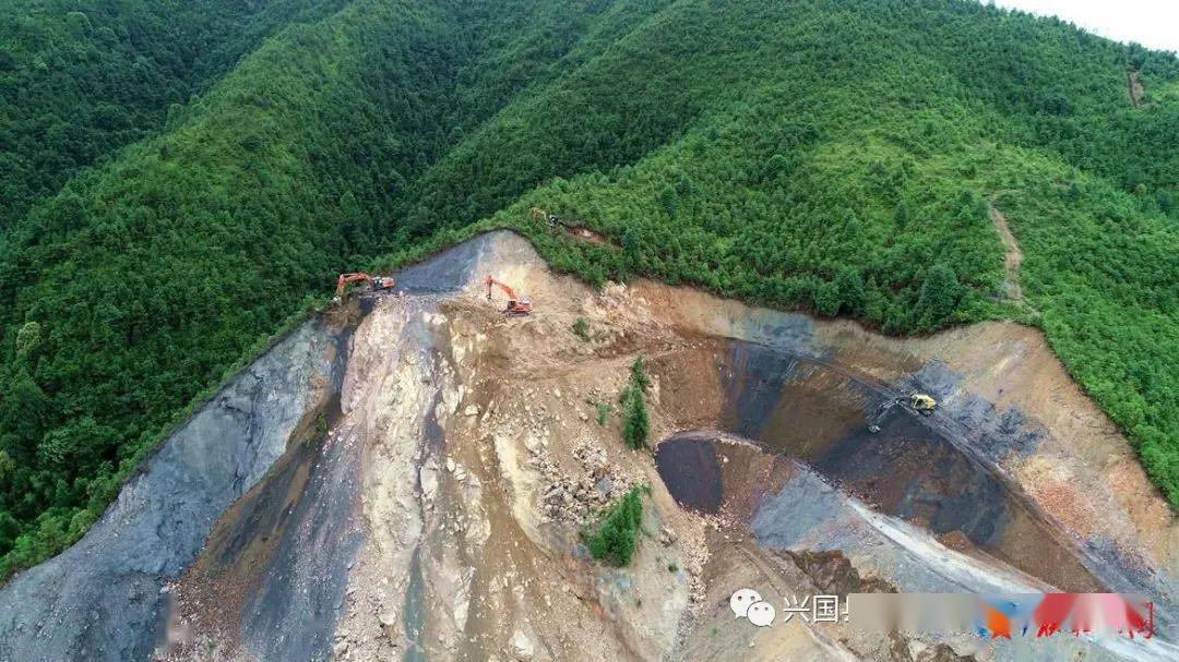 夏日,兴国县东村乡小洞村废弃矿山生态修复试点,绿意盎然,生机勃勃.