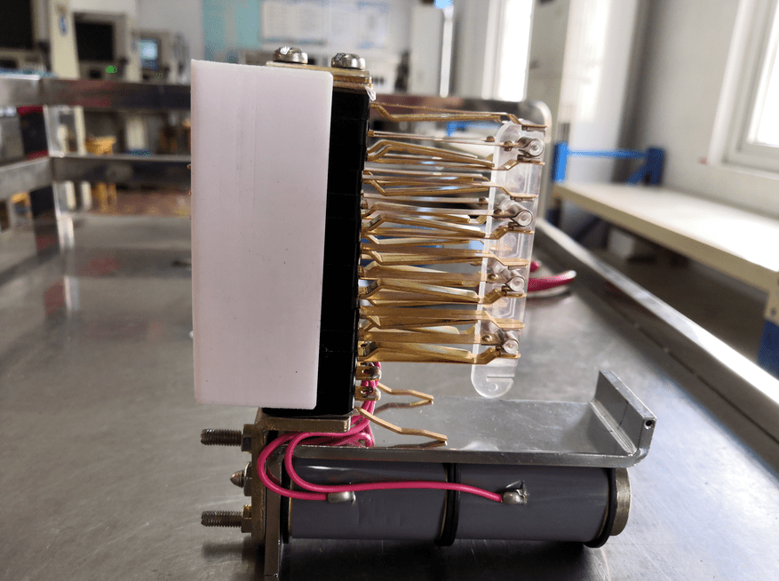 往常在继电器检修组装过程中,拆装后往往造成上下压片错装,动接点前