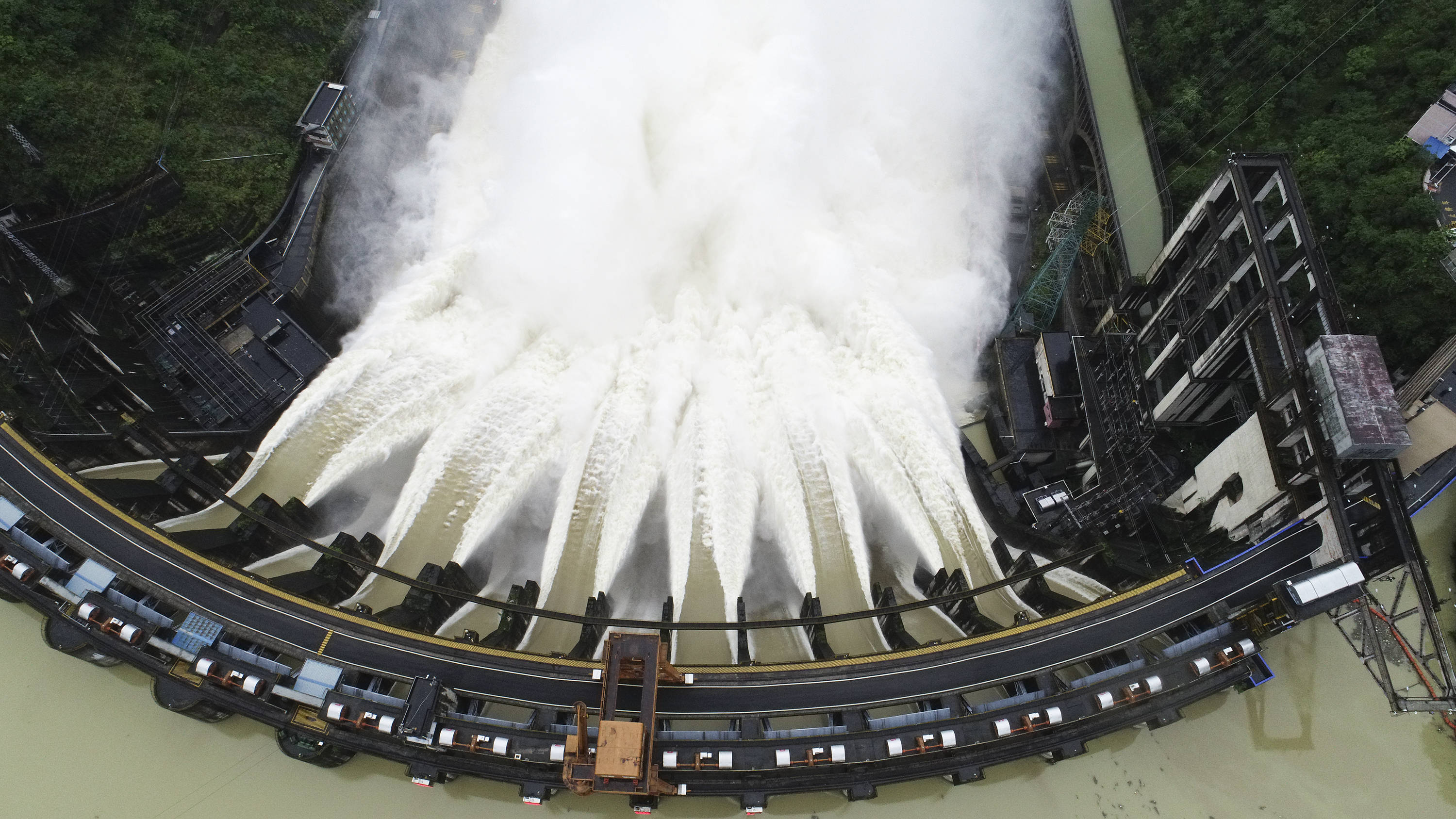 湖南凤滩水库泄洪