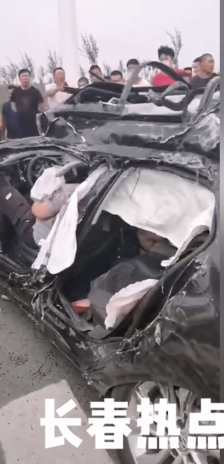 长春硅谷大街一起惨烈车祸迈腾和洒水车相撞多人受伤