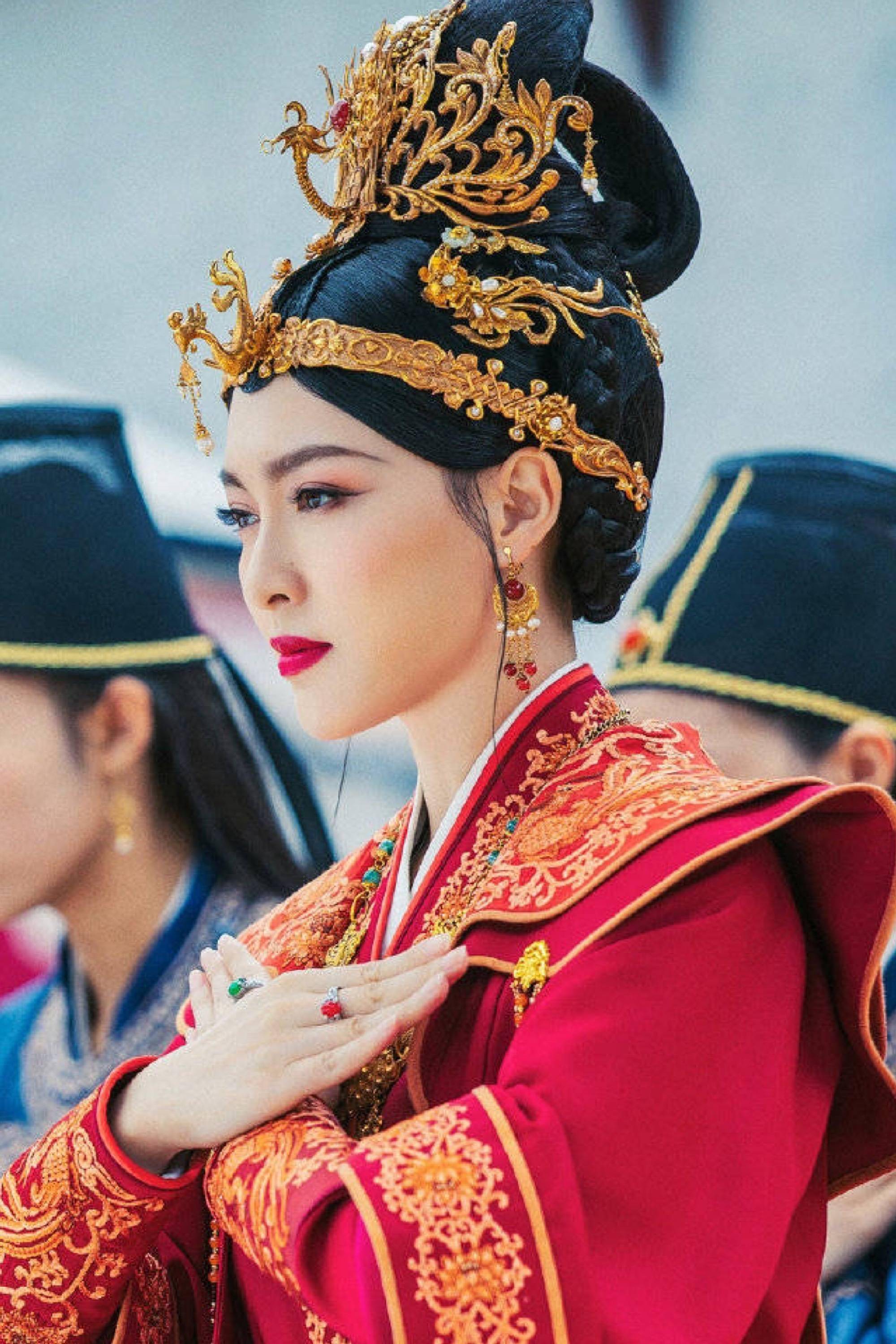 唐嫣新剧造型曝光 服装头饰华丽贵气