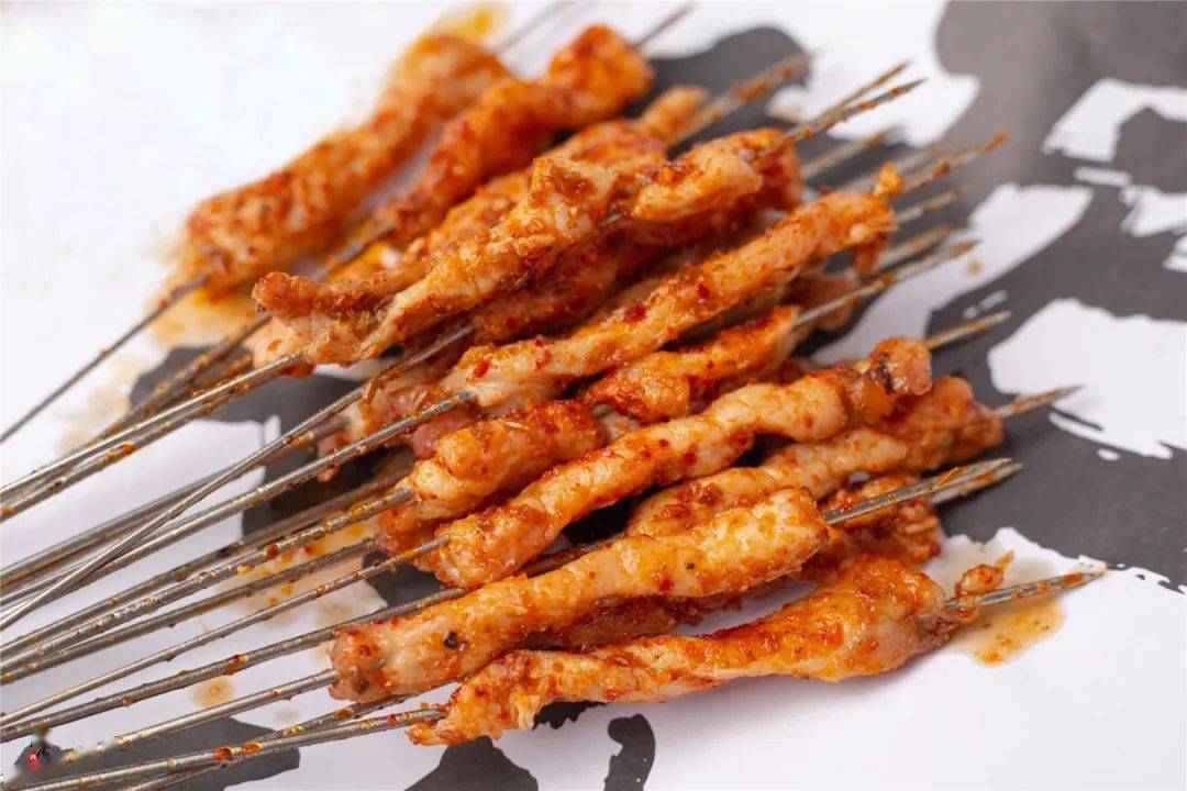 还带着一股淡淡的啤酒清香味 一只接一只,一盘接一盘 烧烤 贰麻室外还