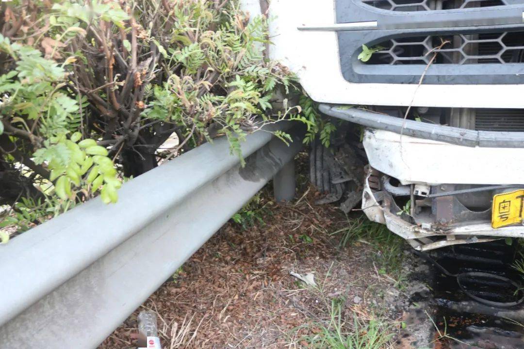 惊险容县高速一货车刹车失灵冲到对向超车道