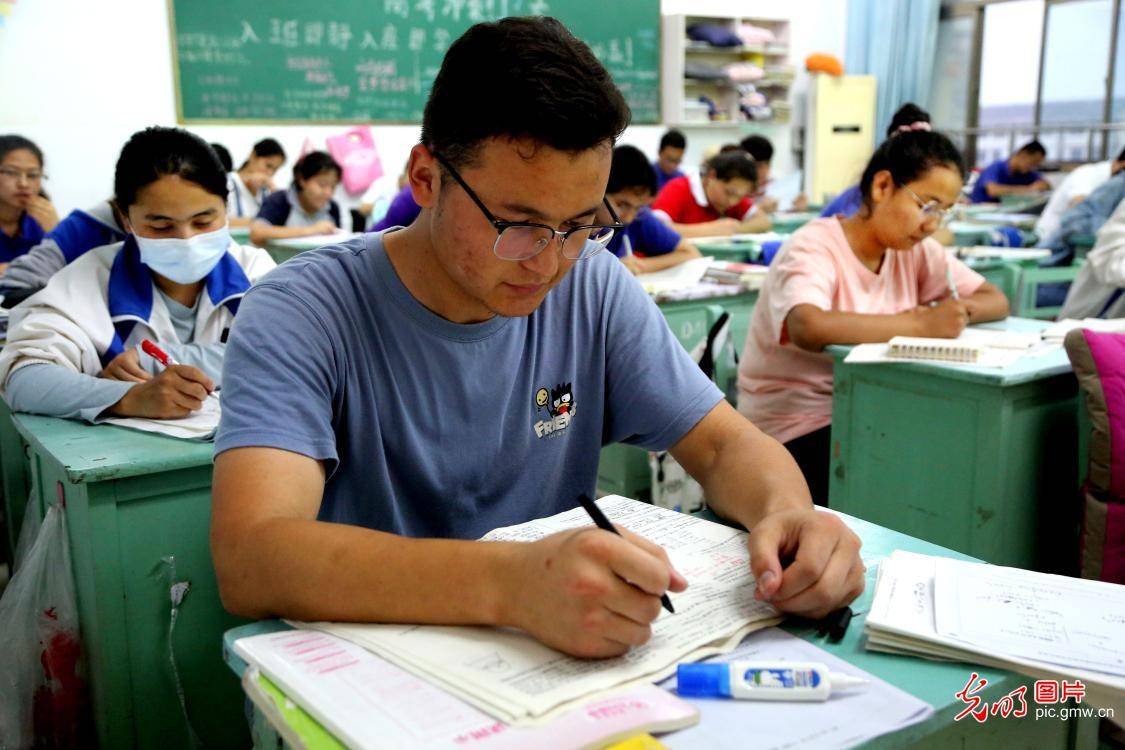 2020年6月23日晚,在江苏省连云港高级中学教学楼内,高三学生在上晚