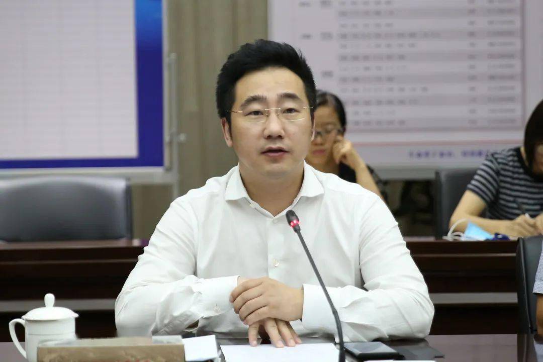 镇党委书记邵世志,党委副书记,镇长蔡笑峰出席会议并