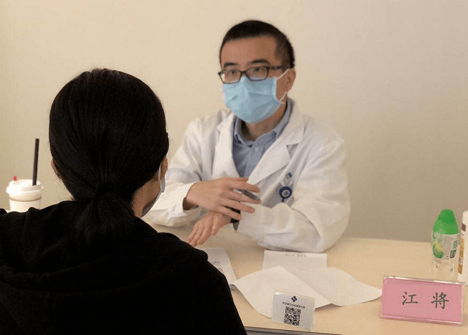 甲状腺外科江将医生在义诊现场中医科李慧清医生为腾讯员工诊脉儿科高